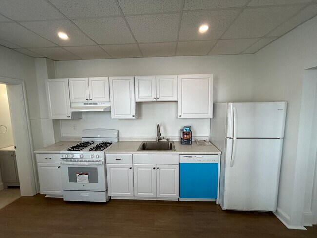 Building Photo - 411 School St