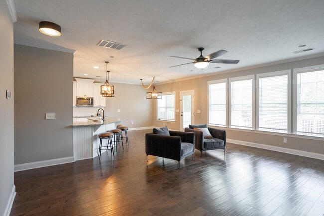 Building Photo - 657 Tree Top Trl