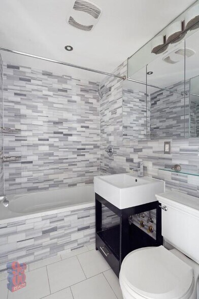 Building Photo - 326 E 100th St