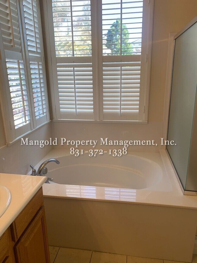 Building Photo - Beautiful 2-Bed, 2-Bath Home with Modern K...