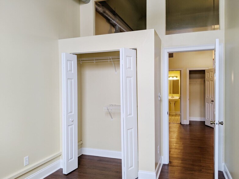 Building Photo - Redmen - Residential