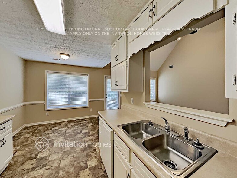 Building Photo - 400 Freedom Dr