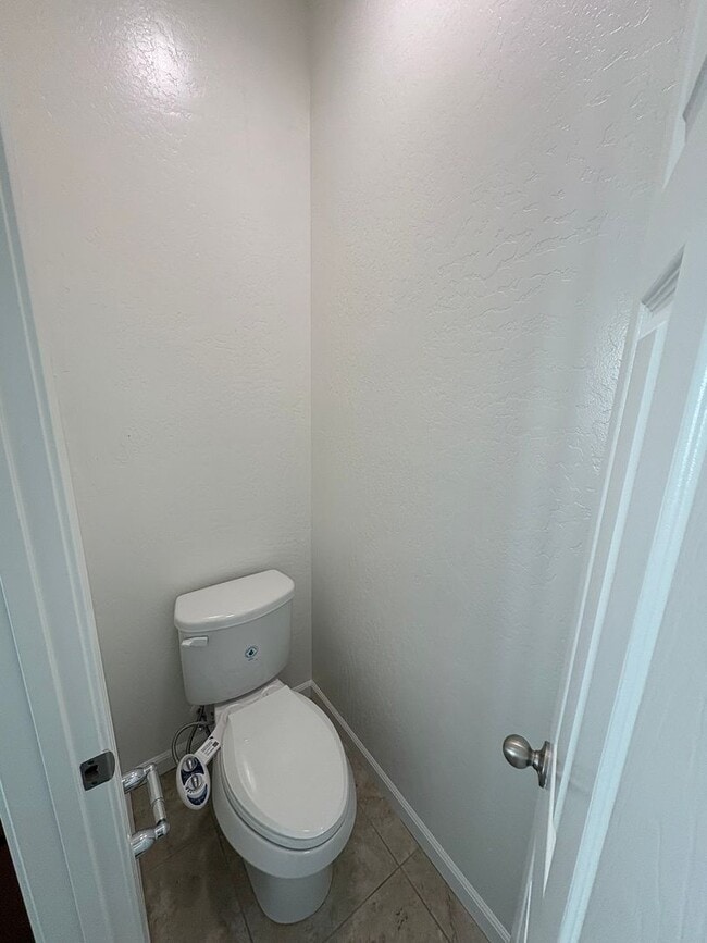 Building Photo - NW Visalia Home Near Shopping Center Available Now!