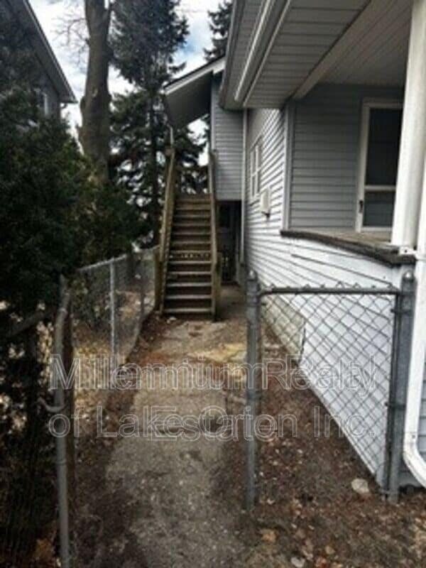 Building Photo - 2305 Pine Lake Ave