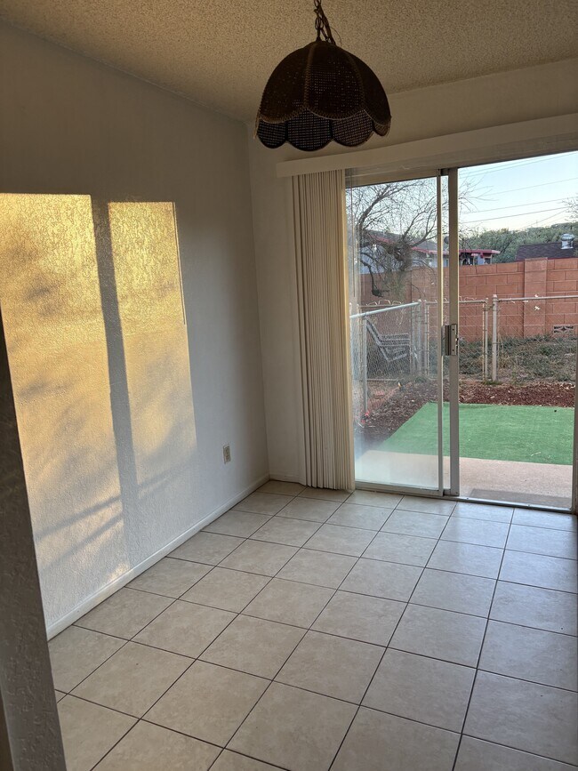 Building Photo - 433 Avenida Garza