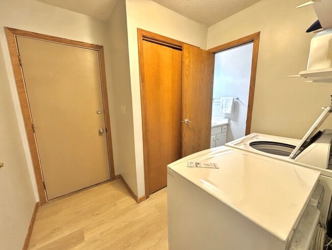 Building Photo - Entertainers dream in the heart of Eden Prairie! 3000+sf, updated, beautiful yard!!