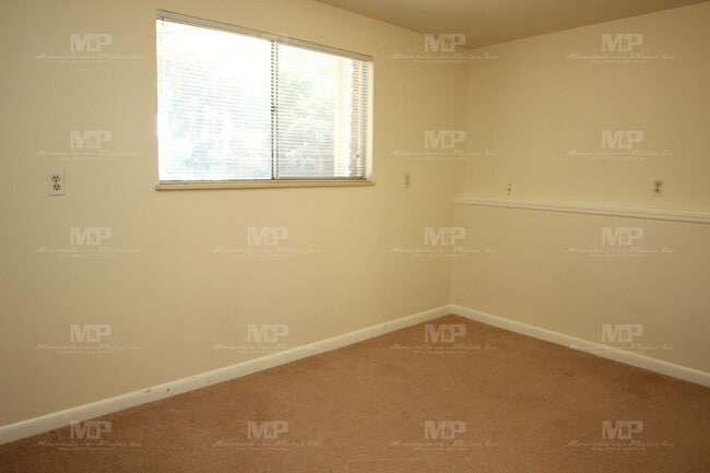 Building Photo - 447 W Swallow Rd