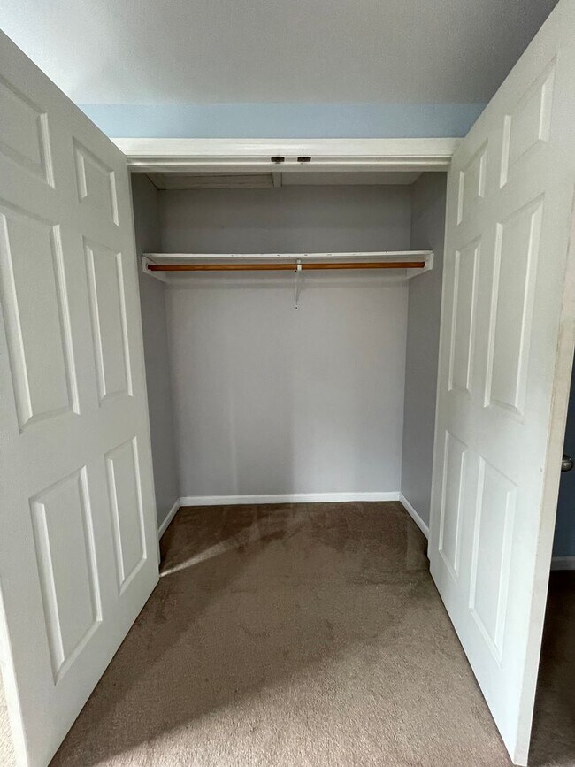 Building Photo - Spacious, two-story 3-bedroom apartment in Adams!