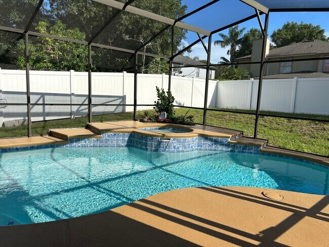 Building Photo - Pool Home