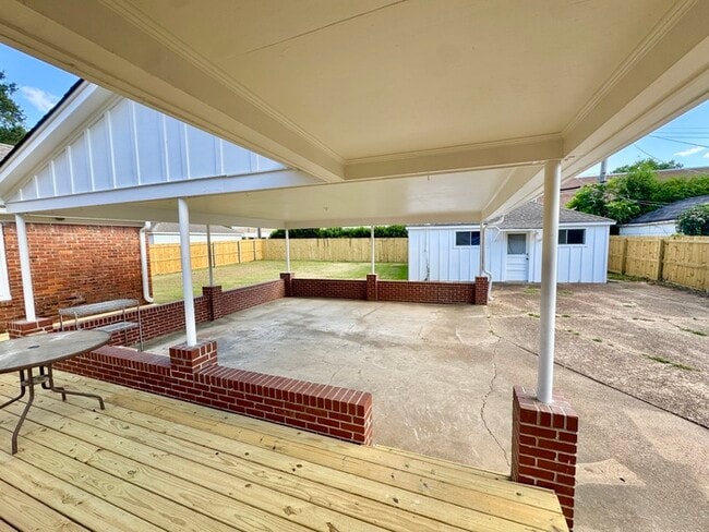 Building Photo - 4799 Welchshire Ave