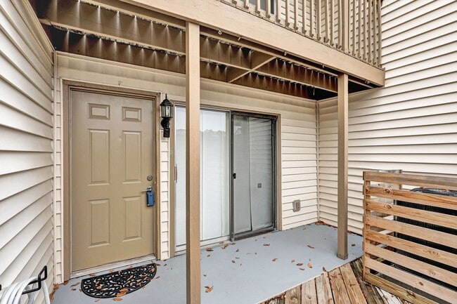 Building Photo - 2 bedroom/ 2 bathroom beautifully updated condo in Twelve Oak Condos!