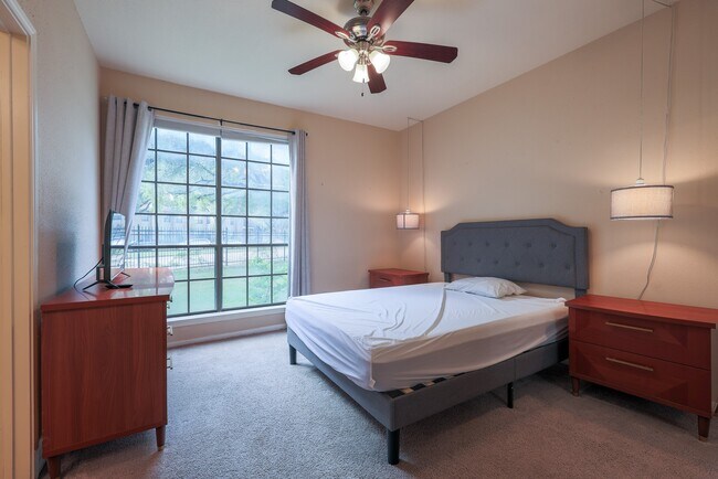 Building Photo - 8055 Cambridge St