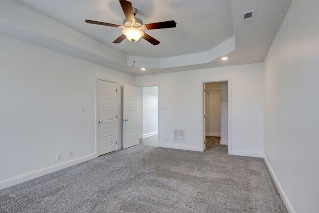 Building Photo - Fresh and so Clean Clean Close to Everything!