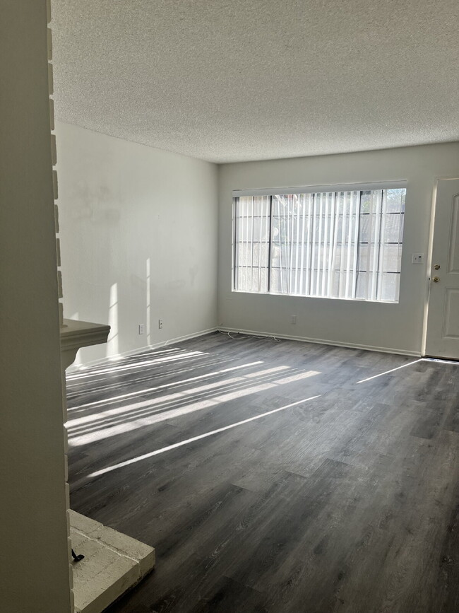 Building Photo - 480 Las Palomas Dr
