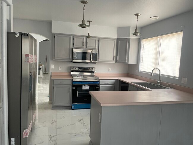 Building Photo - 2318 E Topeka Dr