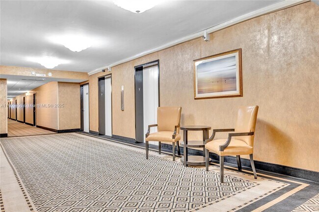 Building Photo - 4101 Pine Tree Dr