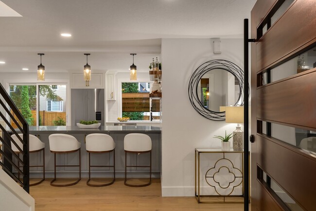 Building Photo - 4Bd/2.5Ba Bellevue House