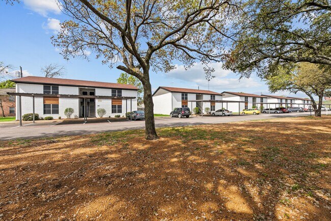 Building Photo - Your Charming 2/1 Apartment in Waxahachie Awaits - Perfect for a Small Family or Remote Worker! A...