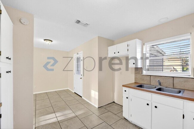 Building Photo - 3225 Crites St