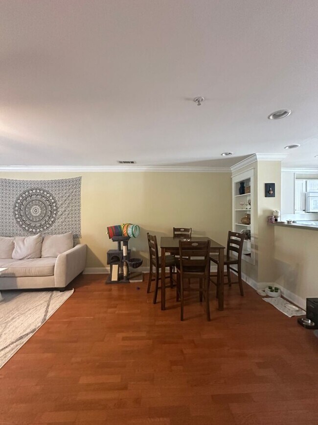 Building Photo - 2 Bedroom 2 Bathroom in gated community of the Summit