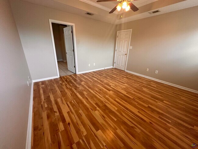 Building Photo - 123 Larkspur Ln