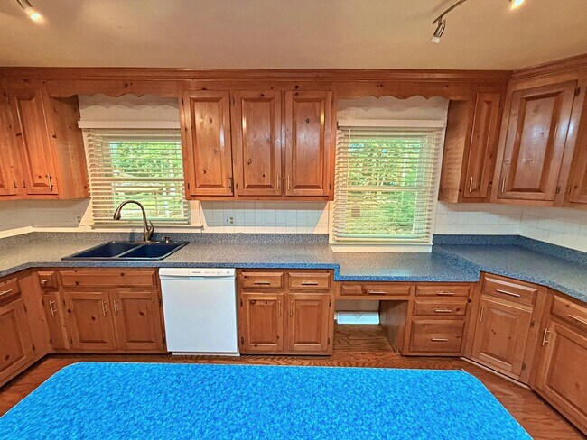 Building Photo - 8800 Sedbergh Dr
