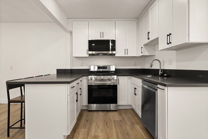 Building Photo - 715 Sunset Ave