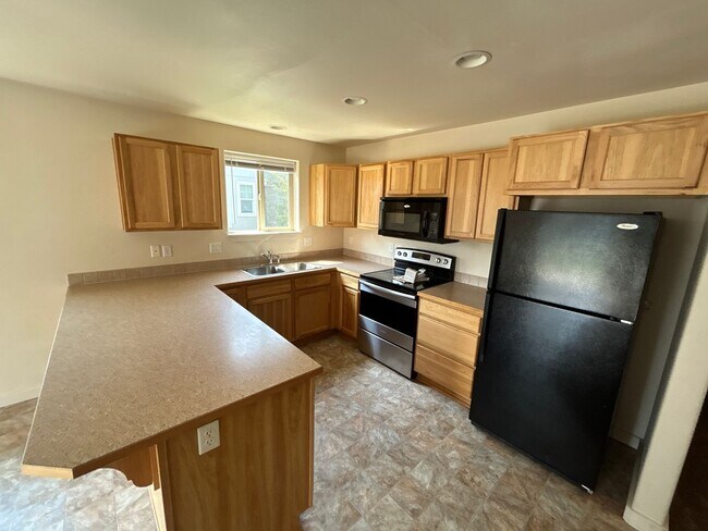 Building Photo - 2236 SW Reindeer Ave