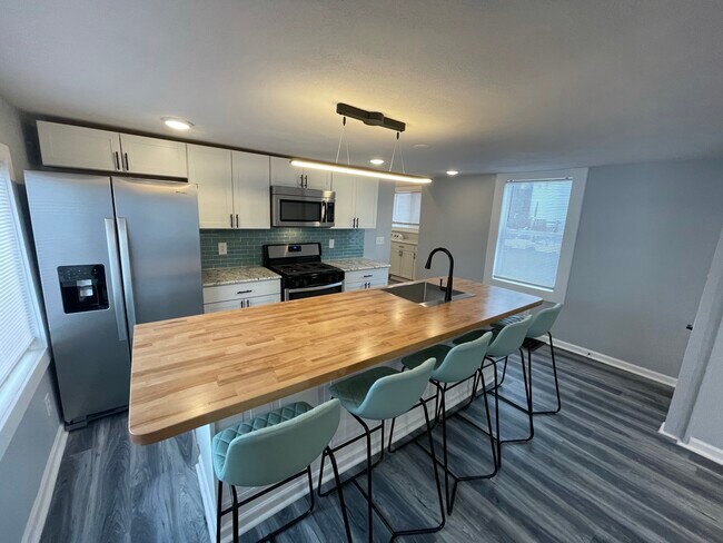 Building Photo - 627 Hawley Ave