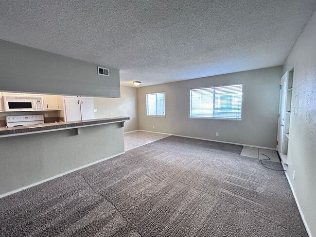 Building Photo - Two Bedroom One Bathroom Apartment