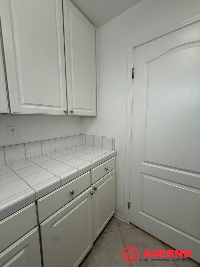 Building Photo - Spacious 4 Bed / 3 Bath Home in Haggin Oaks!