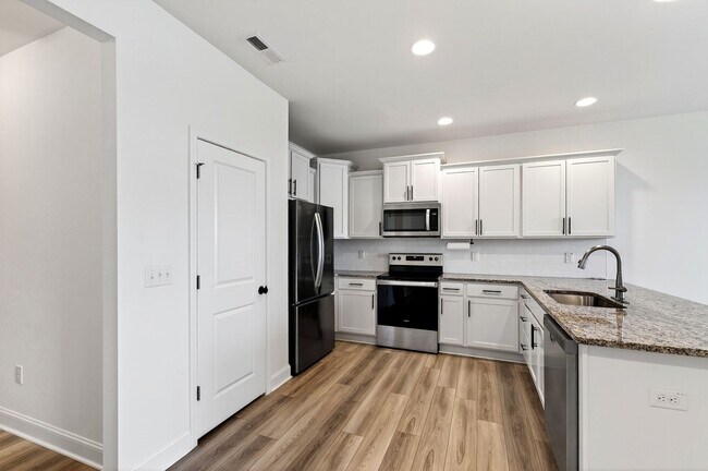 Building Photo - Beautiful Modern 3BR Townhome in the Heart of Wendell!