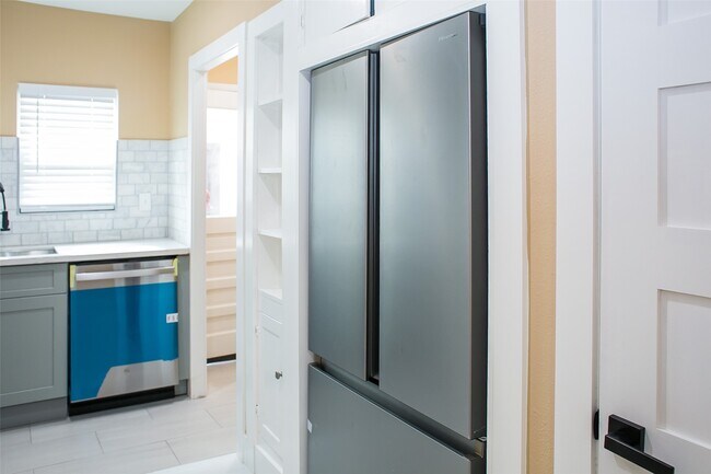 Building Photo - 2301 Albans Rd