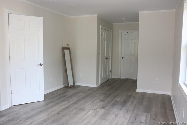 Building Photo - 41 Colonial Rd