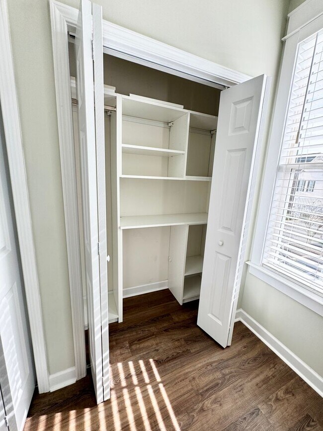 Building Photo - ELITE Townhome on Market Common! Move in ready! Make it YOURS for the Holidays!