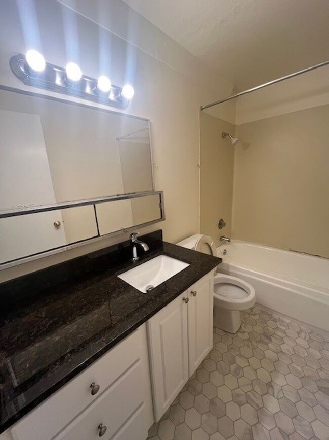 Interior Photo - 14th Ave S - 2bed/1bath - Beacon Hill - Re...