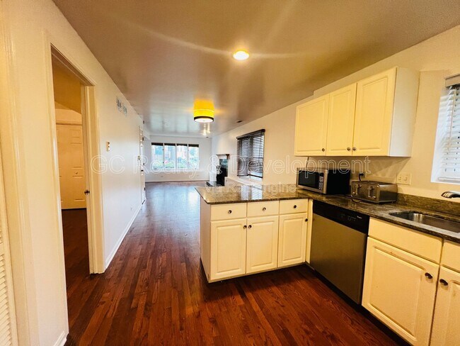 Building Photo - 1756 W Roscoe St