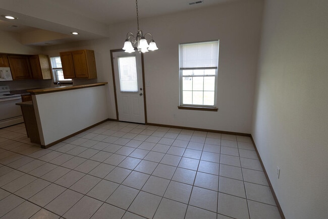 Building Photo - 5000 Derby Ridge Dr