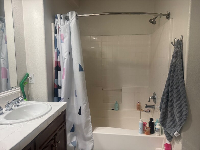 Building Photo - 632 Silk Tree