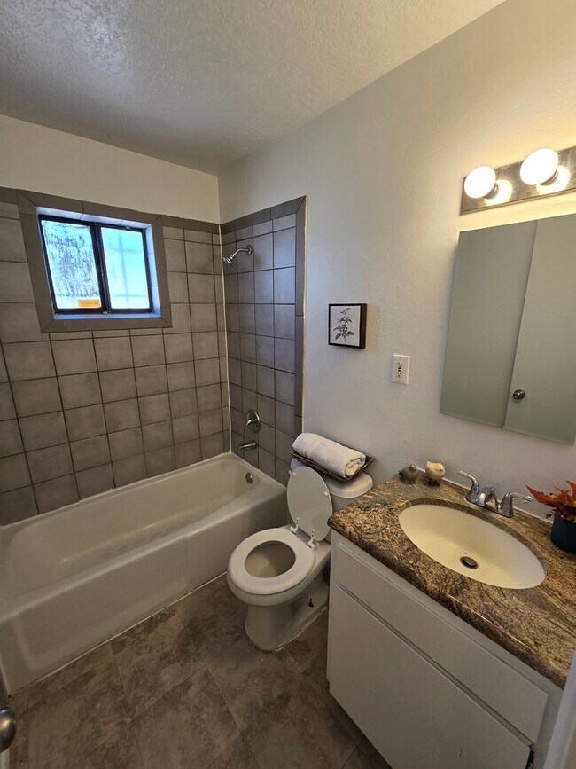 Building Photo - Alvarado