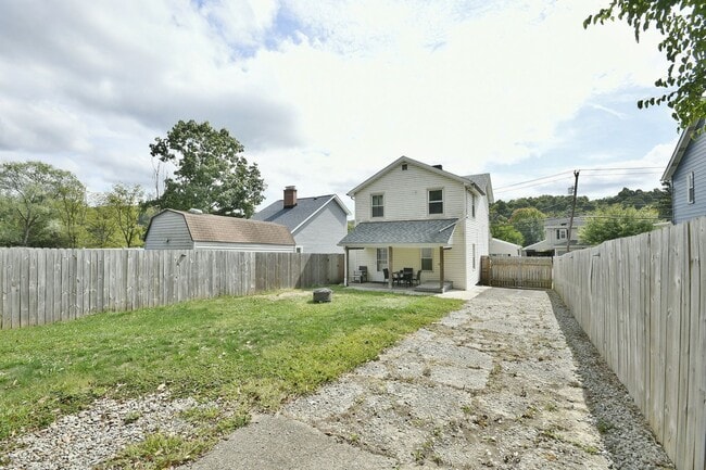 Building Photo - Beautiful 3 Bedrooms, 1 bathroom House Available Now!