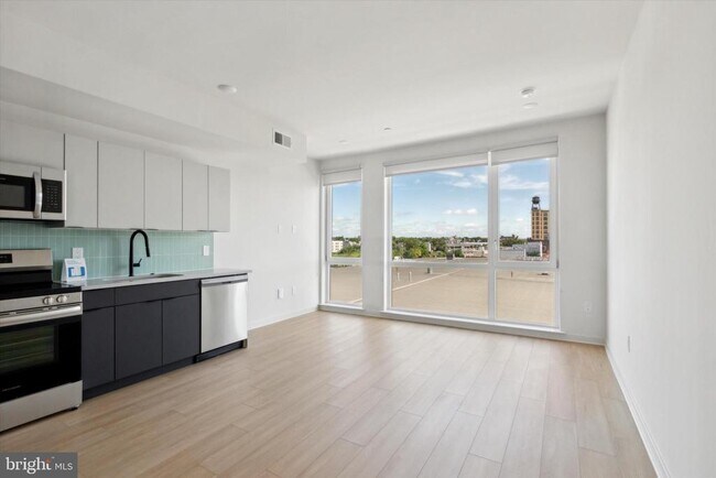 Building Photo - 1775 N American St