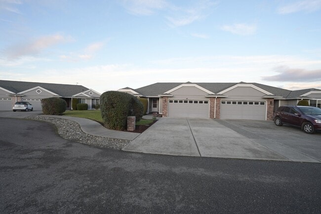 Building Photo - Charming 2 Bed, 2 Bath Condo in Sequim, WA