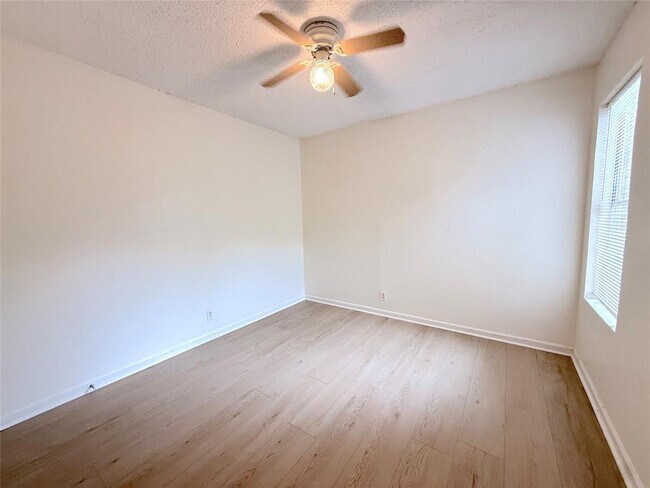 Building Photo - 9900 Hundred Oaks Cir