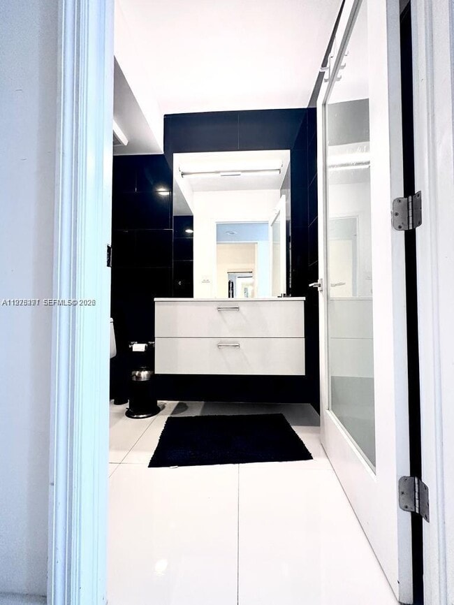 Building Photo - 100 Lincoln Rd