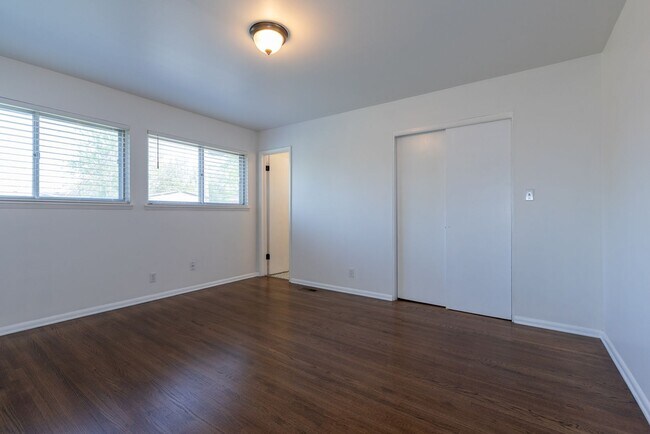 Building Photo - 3 Bed 1.5 Bath in Great Midtown Location!