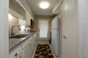 Building Photo - 7727 Meadow Park Dr