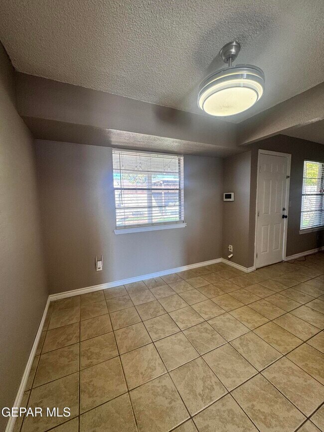 Building Photo - 701 Porras Dr