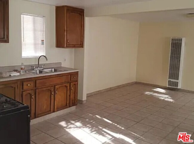 Building Photo - 519 Columbus St