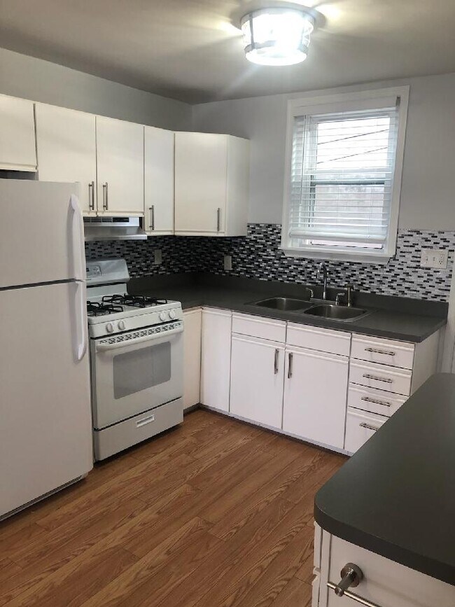 Building Photo - 3 W 1st Ave